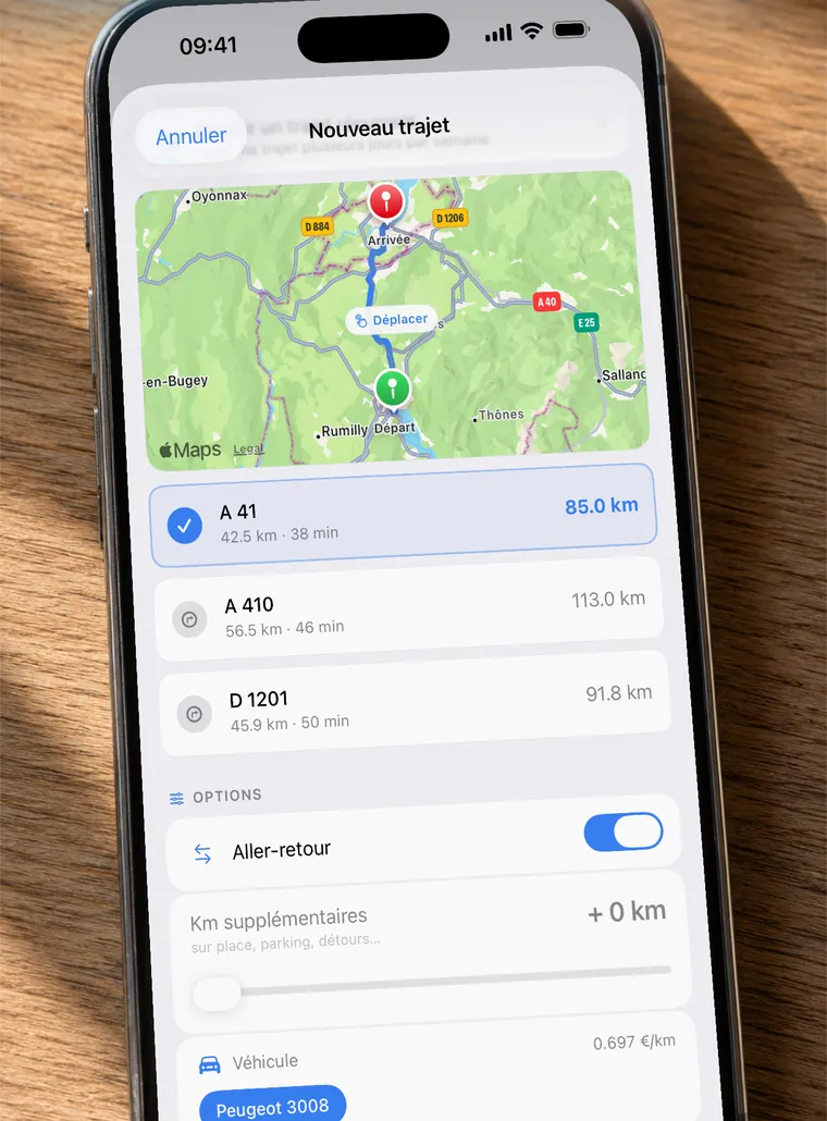 iPhone affichant l’écran Nouveau trajet de KmPro : carte, itinéraires proposés et option aller-retour (données de démonstration)